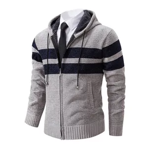 Vista dettagliata del cardigan con cappuccio da uomo in maglia, zip, grigio a righe blu.