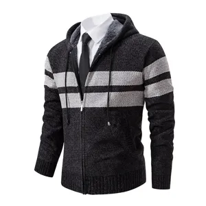 Cardigan in maglia a righe con cappuccio e zip da uomo, capospalla casual autunnale elegante.
