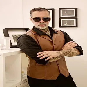 Gilet da uomo in ecopelle PU marrone slim fit monopetto, vista ravvicinata dei dettagli.