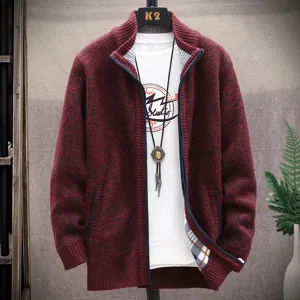 Cardigan en tricot épais doublé de polaire d'hiver pour hommes avec col montant et fermeture.