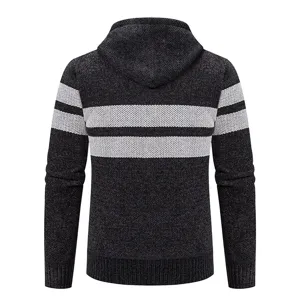 Vista dettagliata del cardigan con cappuccio in maglia da uomo a righe grigio scuro.