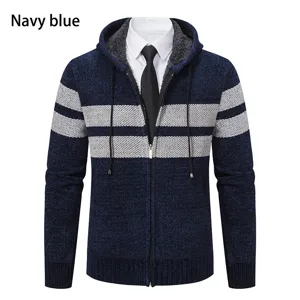 Cardigan con zip in maglia blu marino da uomo dettaglio, cappotto pullover a righe casual.