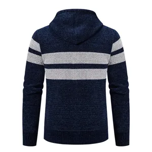Dettaglio del retro di un pullover da uomo in maglia blu con strisce bianche evidenti.