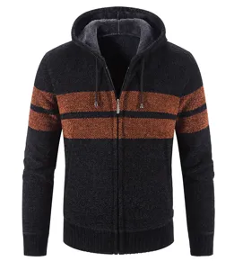 Herren Winter Fleece Strickjacke mit Kapuze, Detailansicht des dicken Pullovers neu.