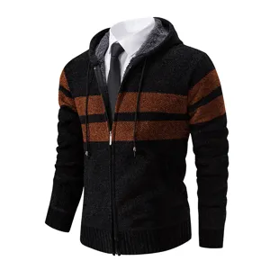 Vista dettagliata del cardigan in maglia da uomo con righe nere e marroni, zip e cappuccio.