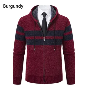 Primo piano dettaglio della elegante felpa con cappuccio in maglia bordeaux da uomo.