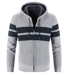 Männer thermo gefütterter Strick Kapuzenpulli mit Reißverschluss und Streifen Detail.