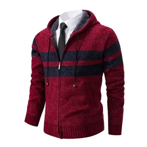 Dettaglio cardigan con cappuccio uomo mostra tessuto lavorato e righe multicolore.