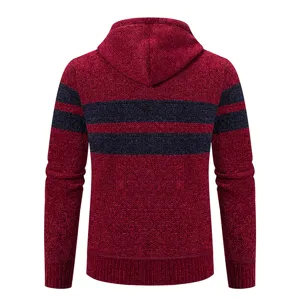 Vista posteriore del cardigan con cappuccio in maglia da uomo, mostra la trama e il design a righe.