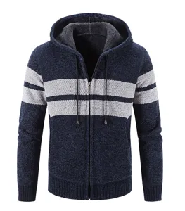 Detailaufnahme der gefütterten Herren Strickjacke, Kapuze mit Streifen und Reißverschluss.