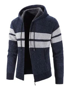 Fleecegefütterte Strick-Kapuzenjacke Detail, weicher Stoff mit kontrastierendem Streifen.