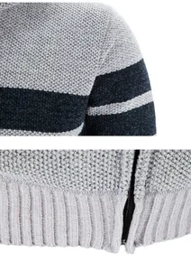 Nahaufnahme der Herren dicken Strickjacke Pullover Textur Reißverschluss und Streifen Details.