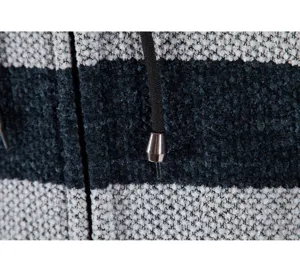 Herren Winter verdickte Strickjacke Detail Nahaufnahme, stilvolle gestreifte Hoodie Textur.
