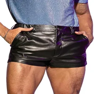 Vista dettagliata di pantaloncini neri in ecopelle da uomo con tasche e passanti per cintura.