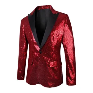 Gros plan montrant la texture de sequins rouges et le revers noir élégant de la veste de fête.