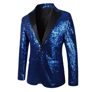 Détail exquis de sequins bleus et revers en satin noir du blazer brillant pour hommes de scène.