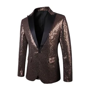 Détail de blazer pour homme en sequins cuivrés avec col châle en satin noir et un seul bouton.