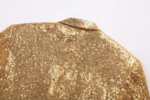 Vue détaillée de blazer à paillettes dorées pour homme, idéal pour scène et soirée.