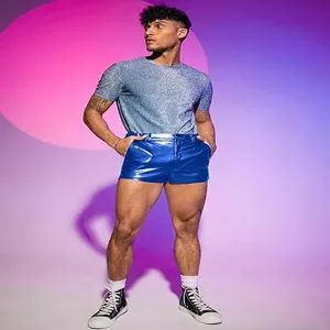 Vista dettagliata del top metallizzato lucido e dei pantaloncini blu nel bellissimo studio.