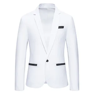 Veste de costume casual slim pour homme en blanc avec poches contrastées et bouton.