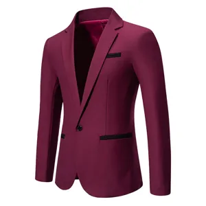 Détails en gros plan du blazer homme slim rouge vin avec passepoils de poche noirs.
