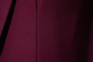 Gros plan détaillé sur le tissu de la veste de costume bordeaux pour homme avec tissage fin.
