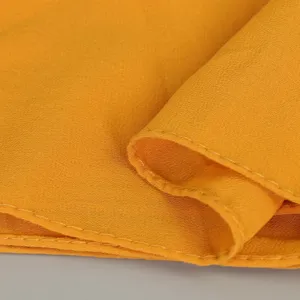 Écharpe longue en mousseline jaune unie pour femme hijab léger et respirant vue principale