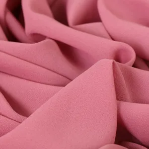 Écharpe longue unie en mousseline rose pour femme, hijab léger et élégant accessoire de tête.