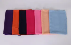 Dettaglio di sciarpa in chiffon colorata, tessuto morbido e leggero per uso quotidiano.