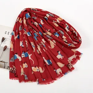Écharpe rouge en coton et lin avec joli imprimé de chat et franges, accessoire d'automne.