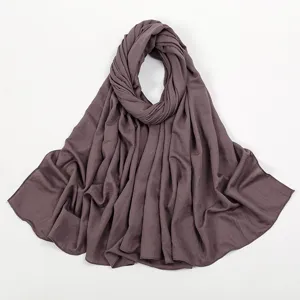 Detailansicht des einfarbigen, knittrigen Hijab-Schals, weicher Stoff, eleganter Fall.
