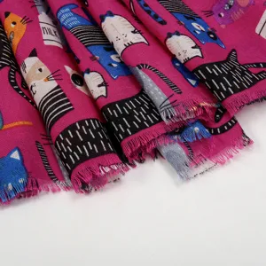Vue détaillée du joli foulard en coton et lin à imprimé chat, montrant une texture douce.