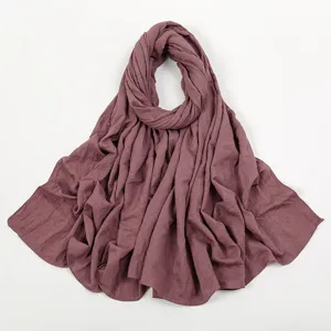 Nahaufnahme des einfarbigen Knitter-Langschals, weiche Struktur für Damen Details.