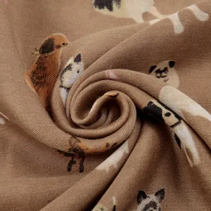 Détail en gros plan du tissu d'écharpe en lin coton marron avec motif de chiot mignon.