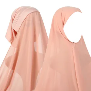 Vue détaillée de l'ensemble hijab et foulard en mousseline rose, montrant le tombé et la texture.