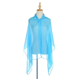 Vista dettagliata del tessuto in chiffon blu leggero, mostra trama traspirante e bel drappeggio.