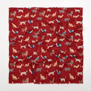 Foulard carré rouge tendance avec imprimés de chats mignons, accessorio stylé et polyvalent.