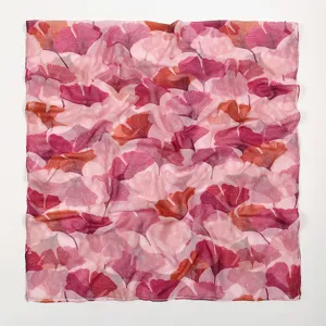 Elegante sciarpa da donna in voile stampato con motivi floreali e foglie di ginkgo rosa.