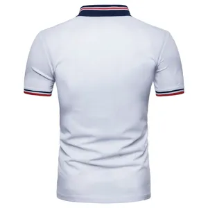 Heren korte mouw polo shirt in klassiek wit met contrasterende gestreepte kraag en boorden.