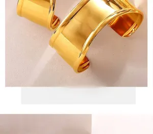 Detalle macro de brazalete dorado irregular ancho con textura metálica de alto brillo