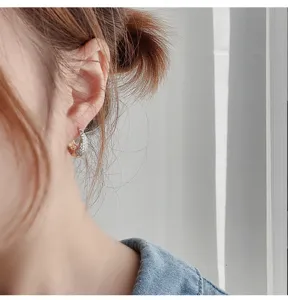 Detailansicht eleganter U-förmiger Kupferohrringe mit vollem Zirkonia-Besatz für Damen