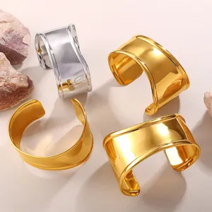 Elegante minimalistische onregelmatige brede manchetarmbanden in goud en zilveren glans