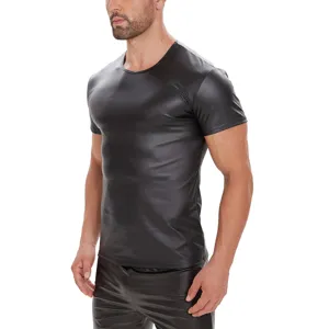 Λεπτομερής όψη του μαύρου κοντομάνικου t-shirt από συνθετικό δέρμα, στενή γραμμή.