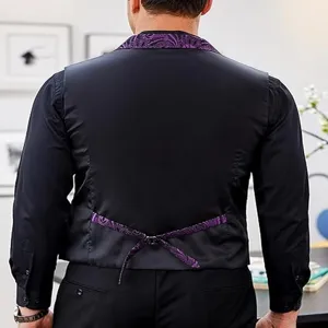 Heren slim fit pak vest voorzien van stijlvolle paarse paisley rugband en mooie kraag.