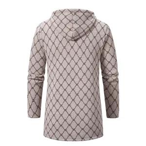 Heren lang gebreid vest met capuchon en vintage geometrisch ruitpatroon voor de herfst.