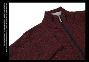 Cardigan in maglia spessa da uomo con collo alto con zip e polsini a coste vista di dettaglio.