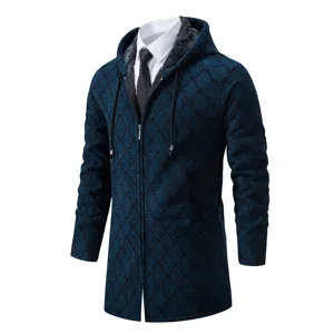 Gedetailleerd overzicht van het lange heren gebreide vest met capuchon en blauw patroon.