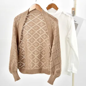 Detail de gilet en tricot, cardigan court kaki ajoure a motif de losanges pour femmes.