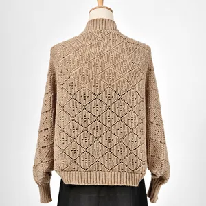 Detail du cardigan en tricot kaki pour femme avec motif losange ajoure au dos.