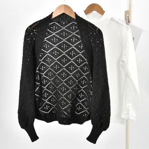 Cardigan court noir pour femme en tricot ajouré à motif losange pour automne hiver.